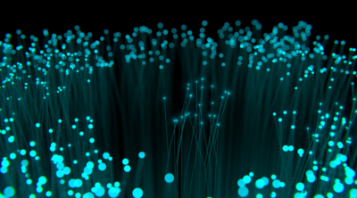 Cables de fibra óptica en tonos verdes que representan velocidad y estabilidad en la conexión a internet